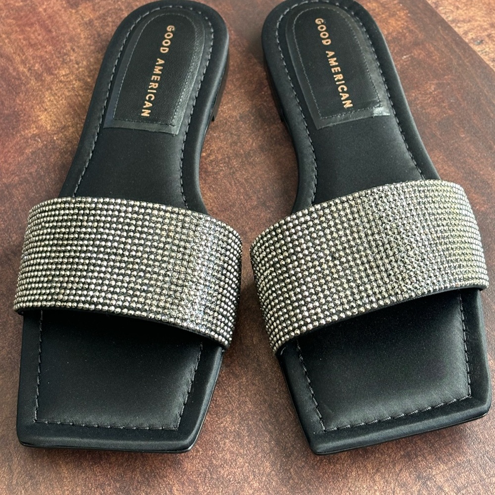 Good American Crystal Crush Standout Slide
Sandal - Picture 12 of 13